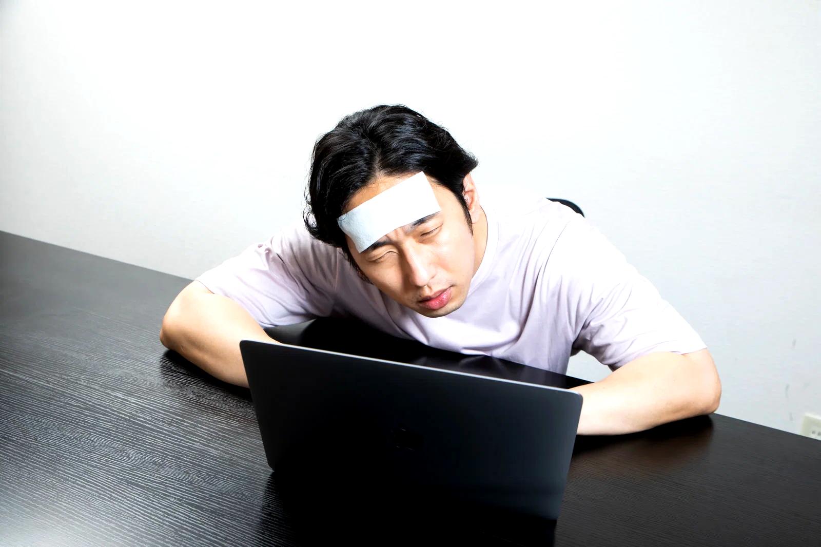 文字起こし副業でのミスや非効率な作業を示す注意喚起イメージ
