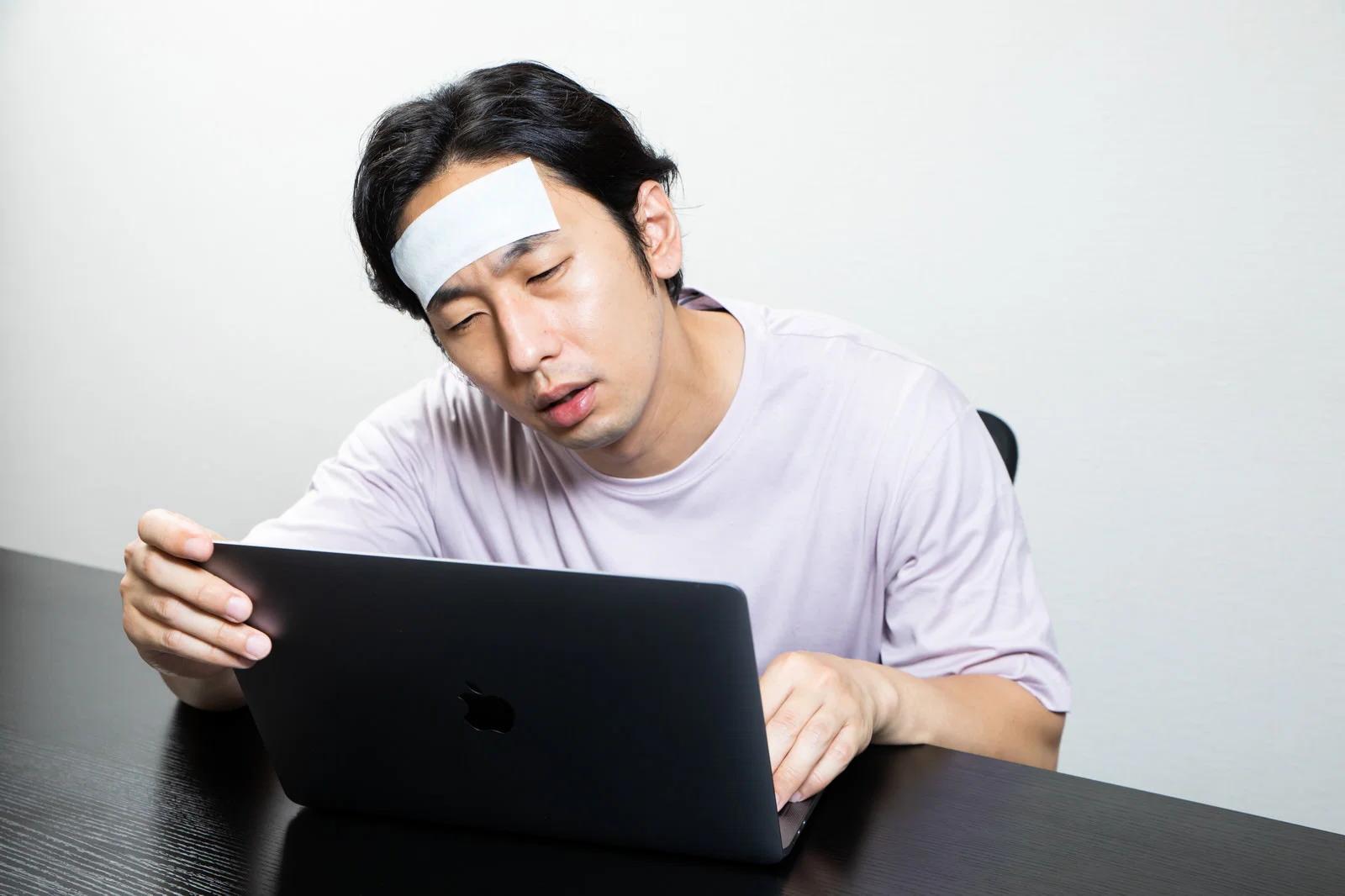 非効率な文字起こし作業で時間がかかっているパソコン画面