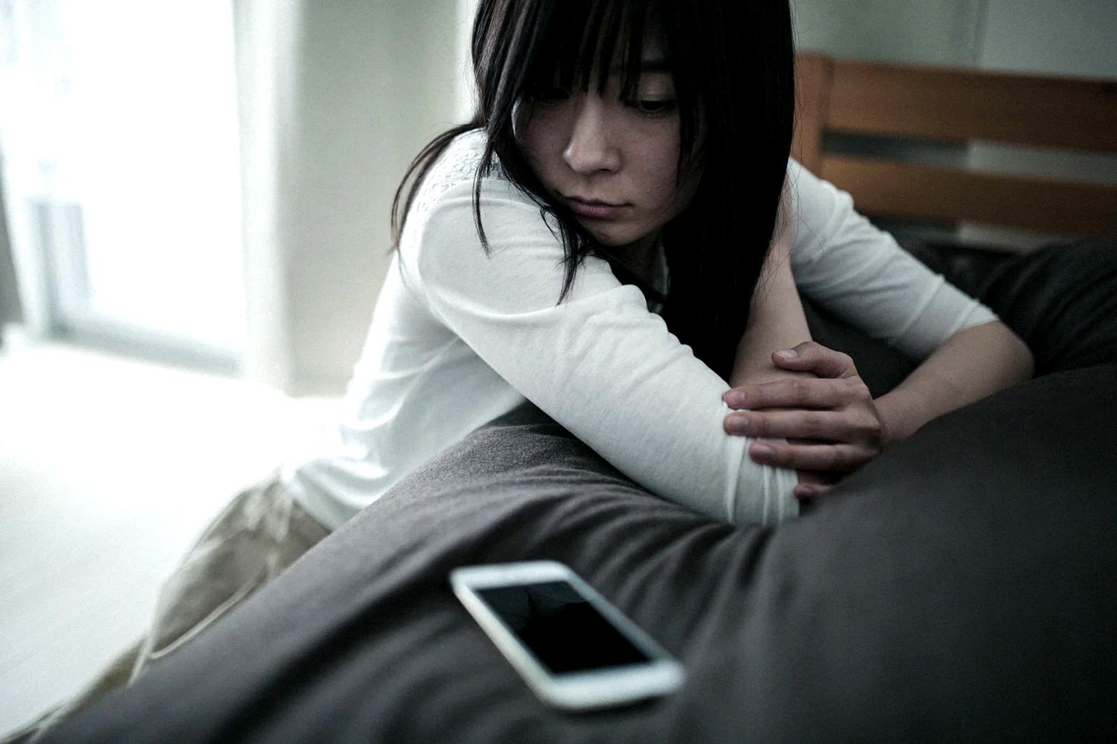 スマホを遠ざけて作業に集中している在宅ワークの様子