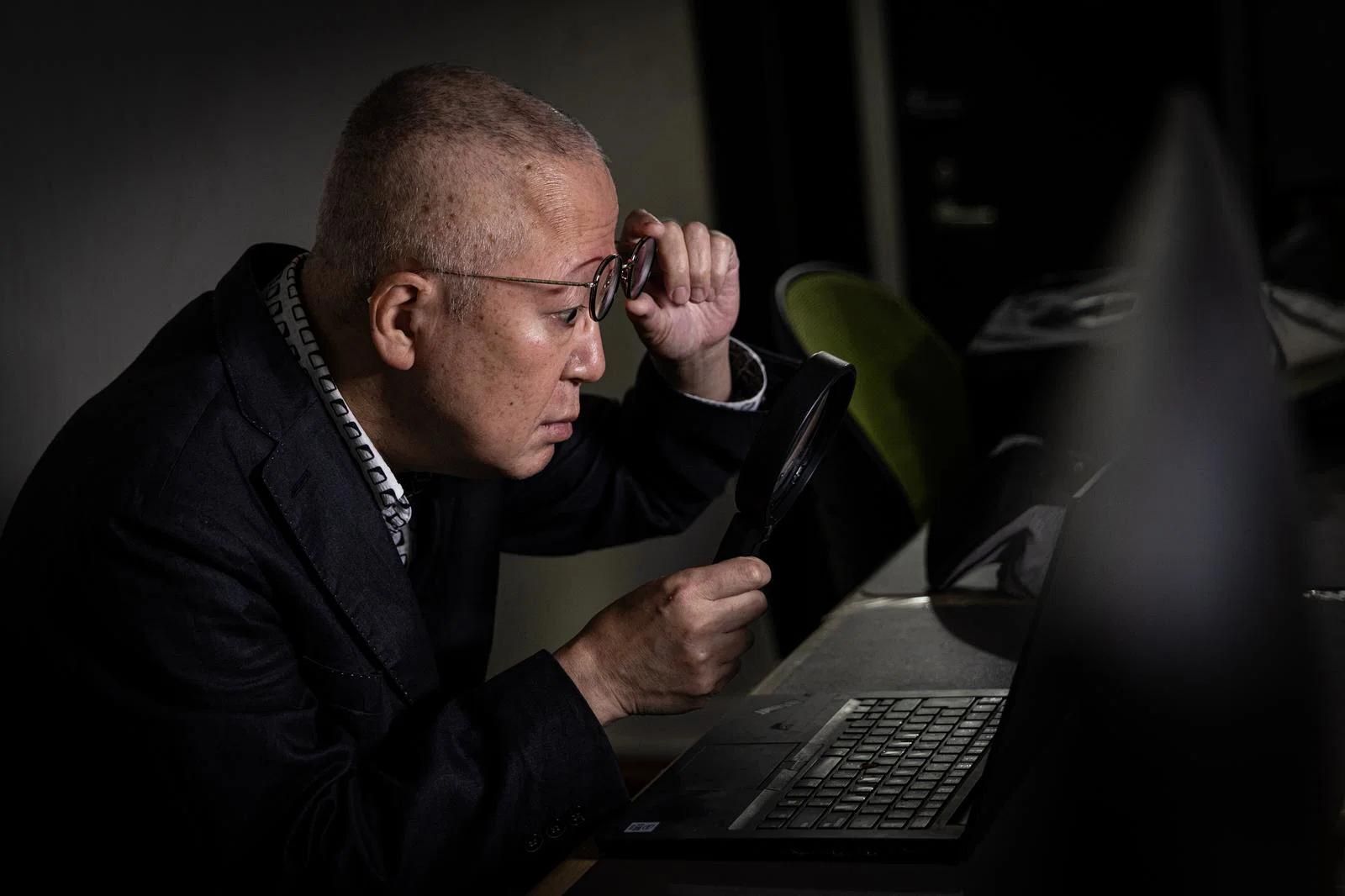 在宅ワークで案件選びをしているパソコン作業の様子