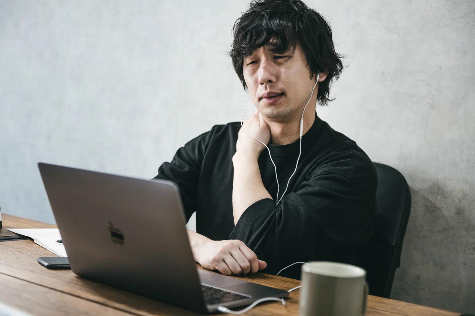 副業で失敗して悩む様子と注意点を示すイメージ