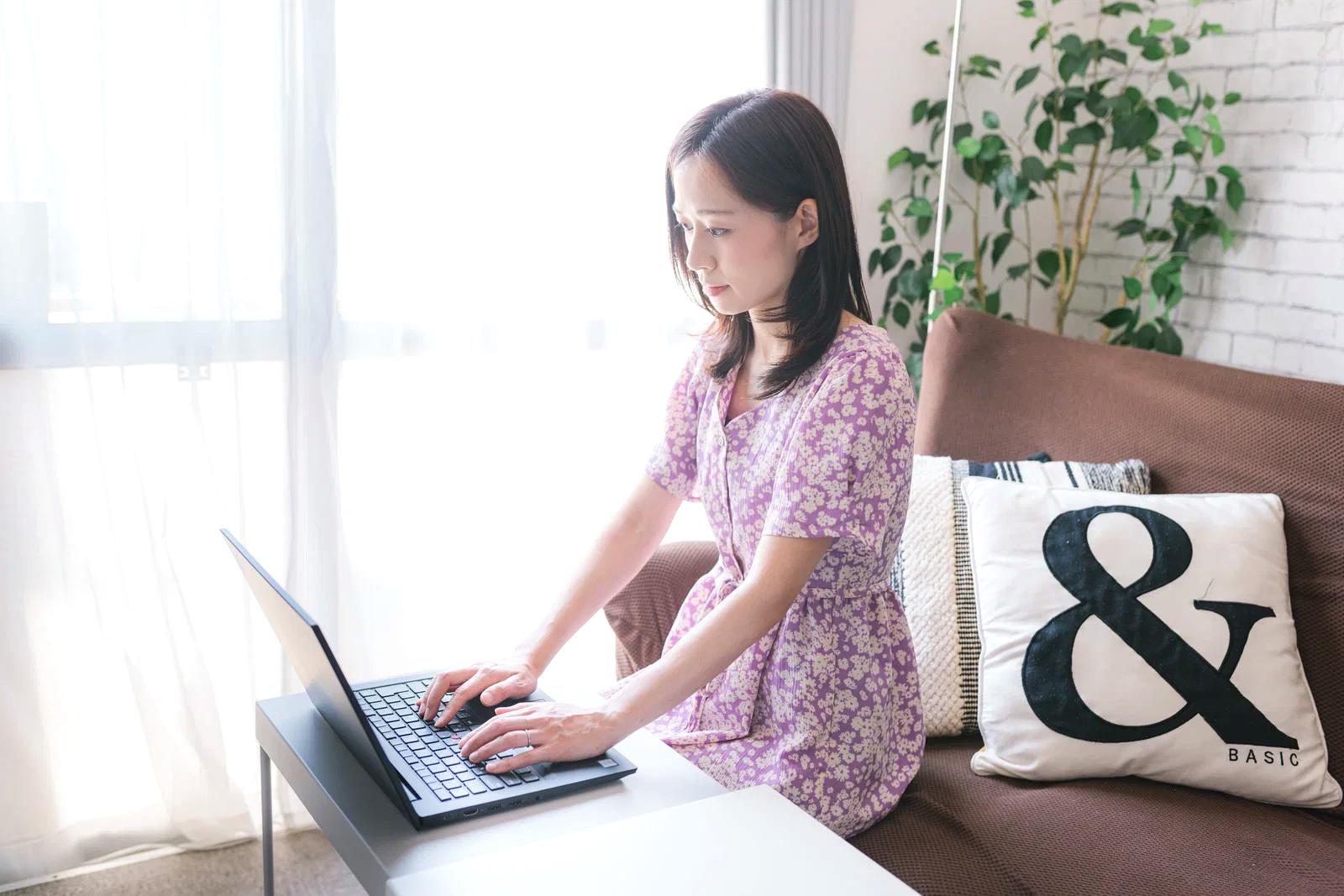 キーワード分析を行い読者ニーズを調べるパソコン作業風景