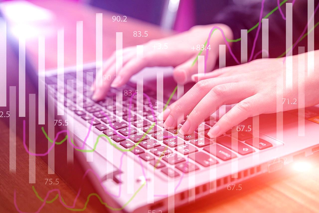 ノートパソコンでコードを書く開発環境のイメージ