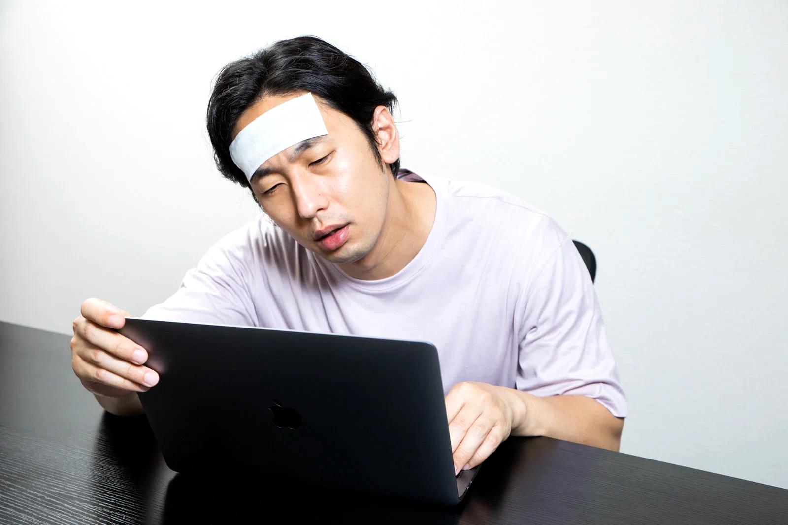 スマホを使ってメルカリ出品作業を効率化している様子