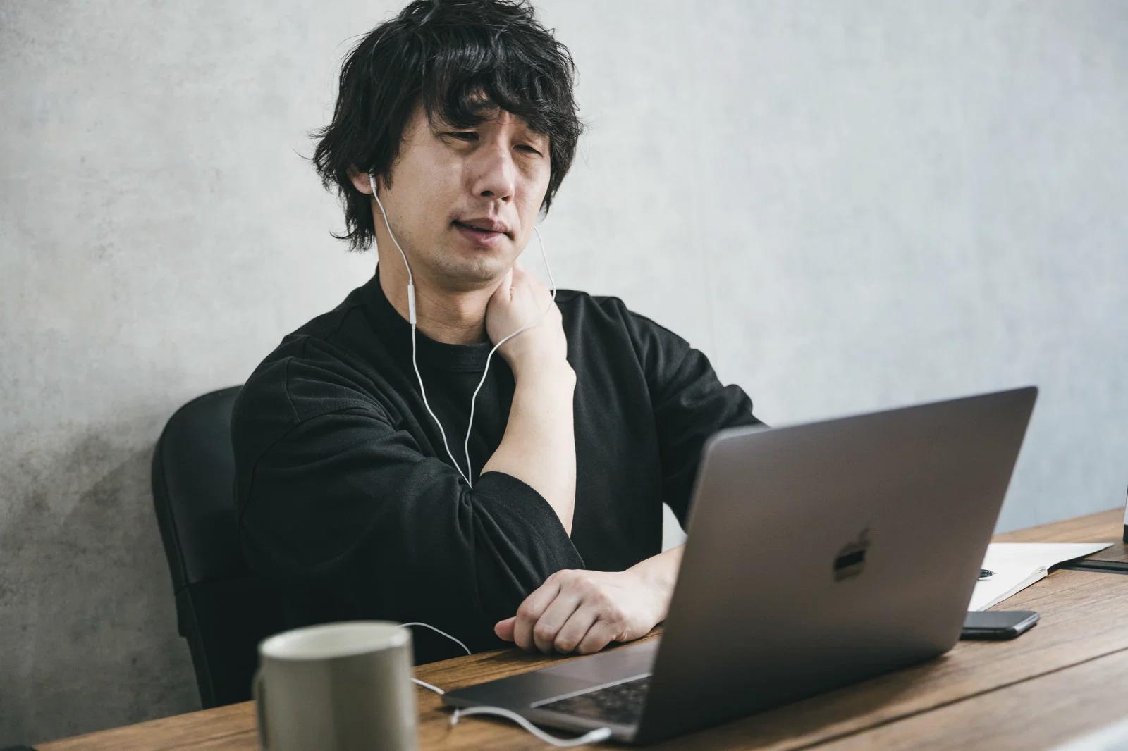 コーヒーと短い仮眠で集中力を回復する在宅ワーカー