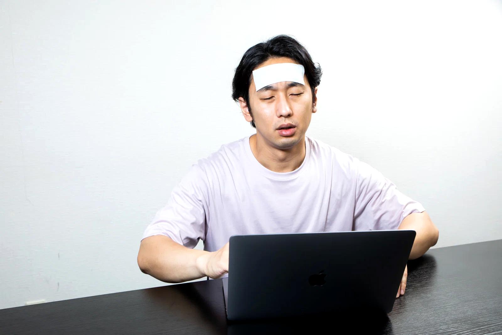 テープ起こし副業で収入が伸びず悩む在宅ワーカーのイメージ