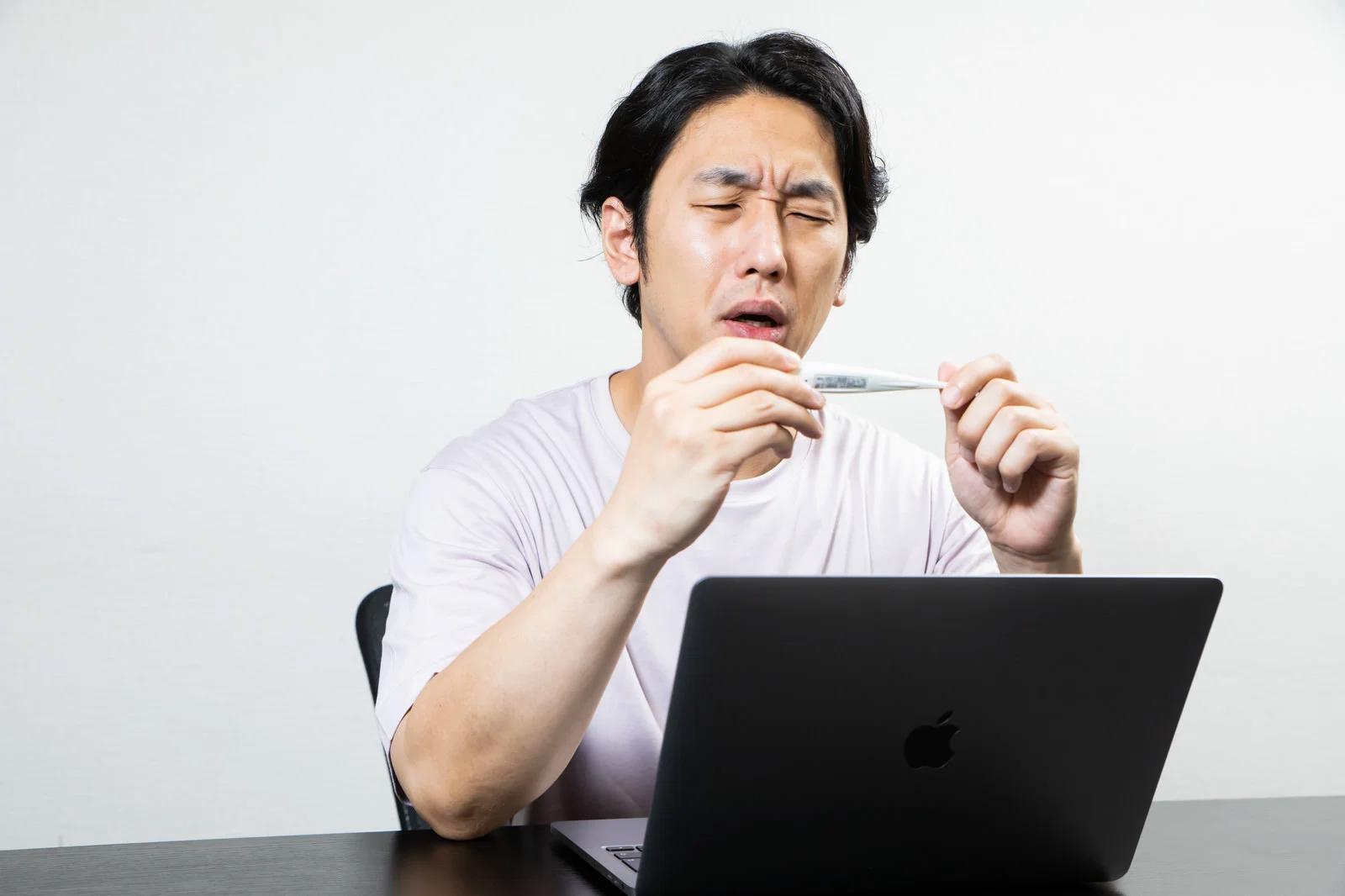在宅環境で集中力が途切れやすい作業空間