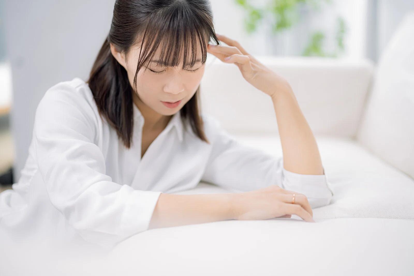 前向きに学習を続ける中高年の姿と成長イメージ