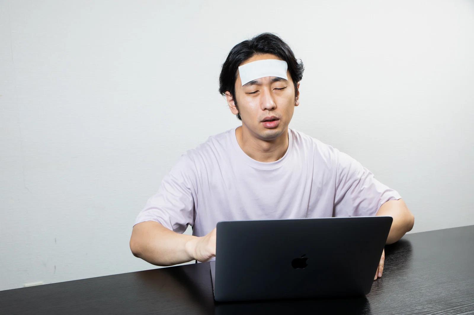 ライターが作業に疲れて非効率な働き方をしている様子