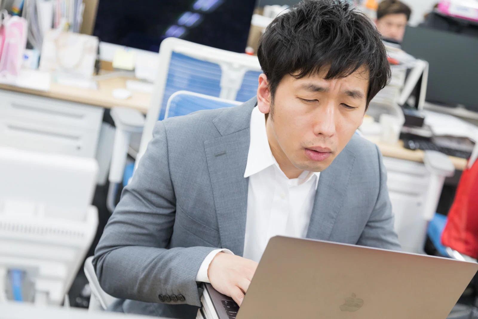 在宅ワーク初心者が不用品販売で悩みや不安を抱える様子