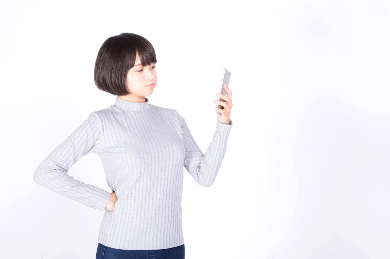 ソファに座ってタブレットを操作しながら、アンケート調査やSNS運用などの副業を行っているイメージ