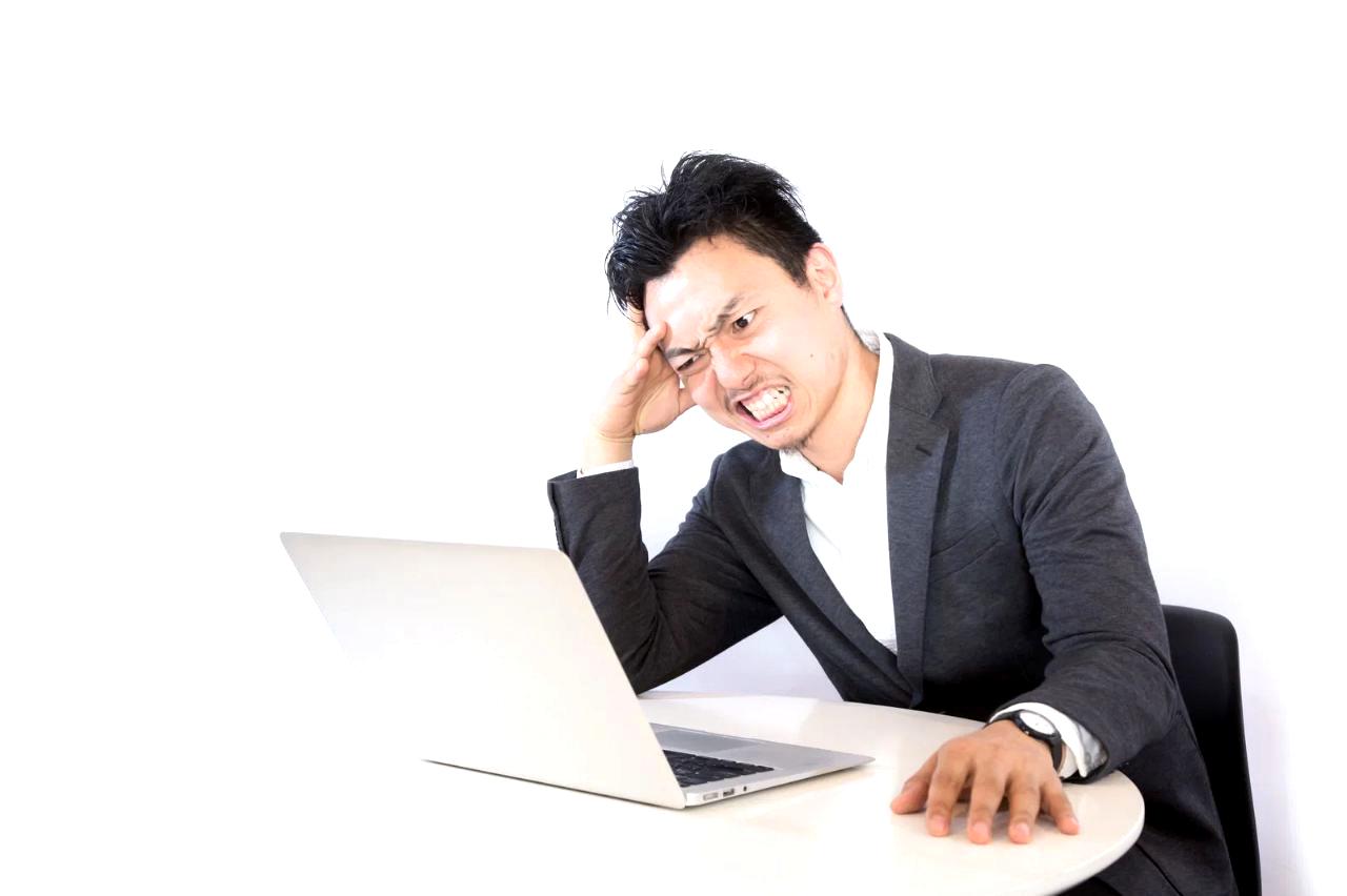 ノートPCを前に占い師の独立準備について情報整理する人物のイメージ