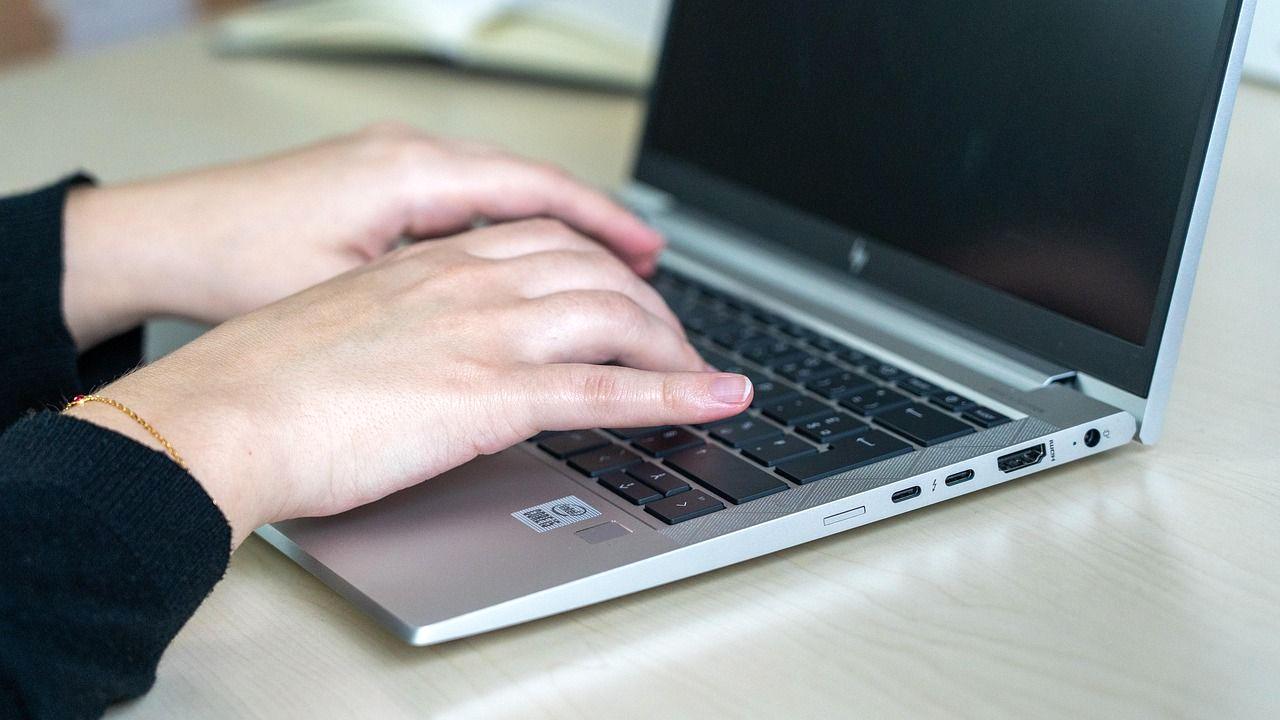実体験を交えた記事を執筆中のデスク