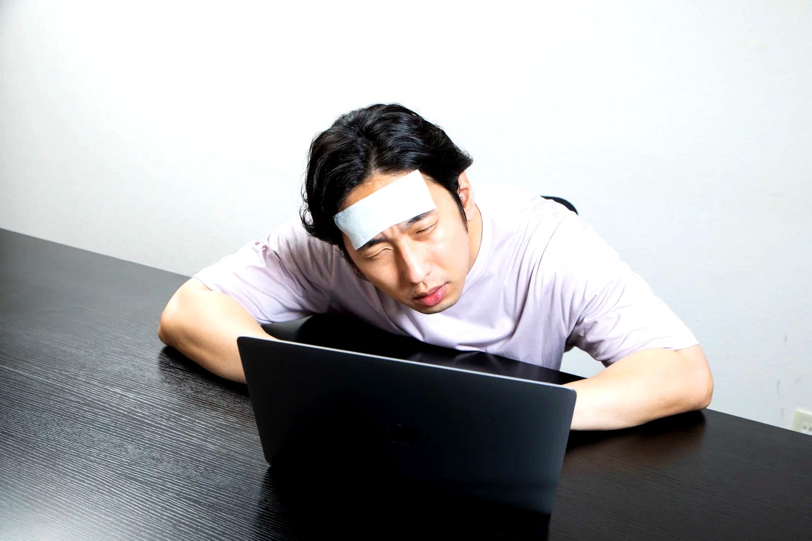 文字起こし副業で悩みながらパソコン作業をする人