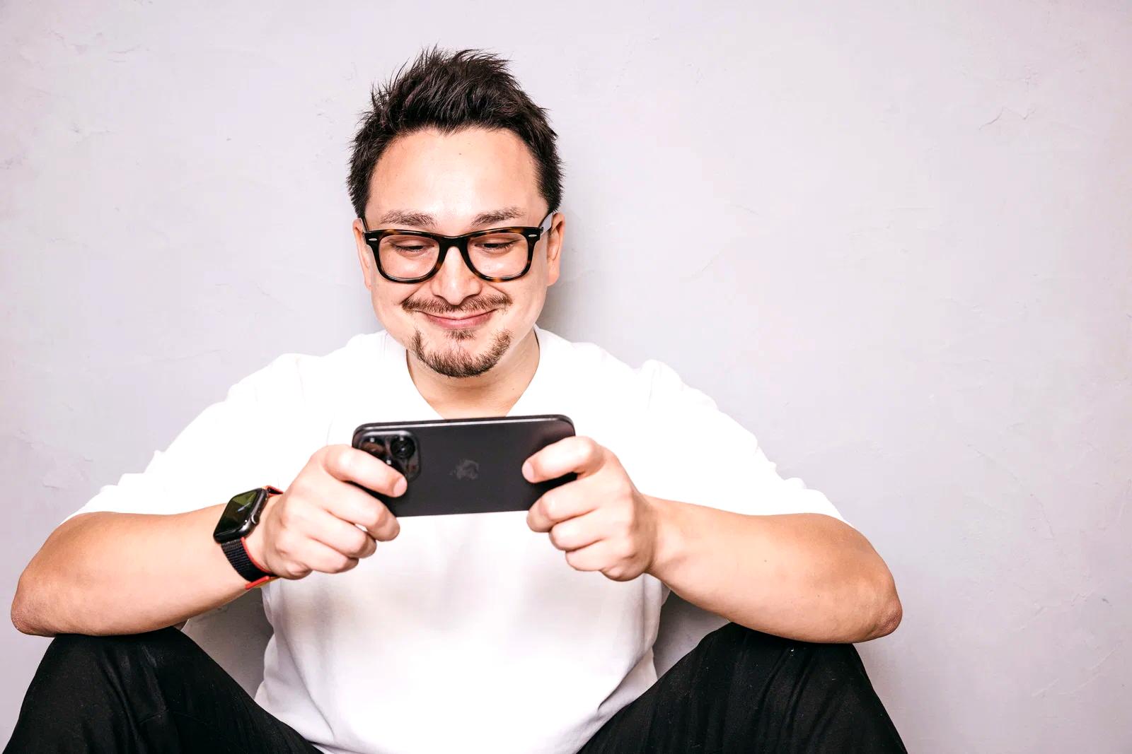 人気のゲーム配信アプリをスマホで一覧表示しているイメージ