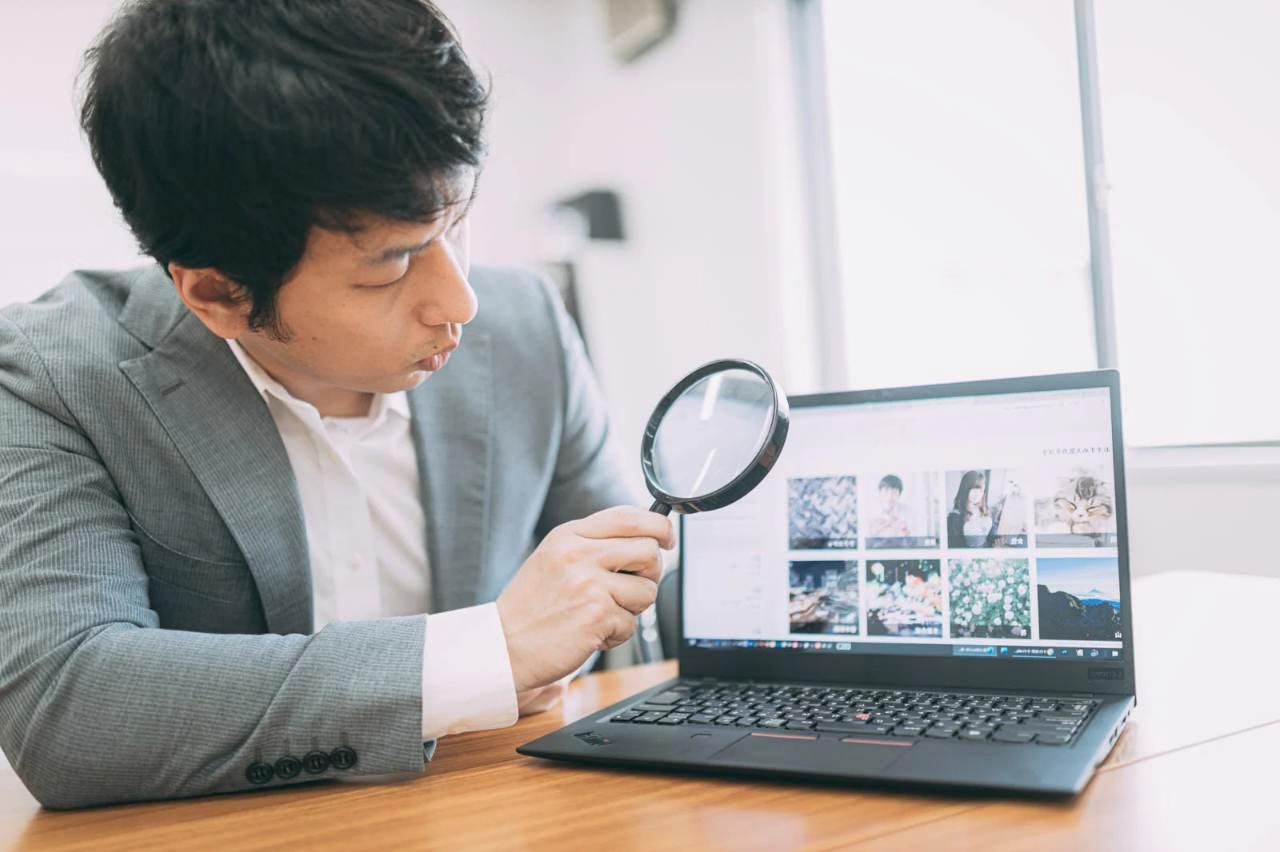 PPCアフィリエイトで成果承認率を高める重要性を考えるパソコン作業の様子