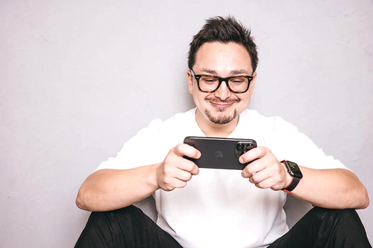 スマホで本格的なVTuber活動を成功させているイメージ