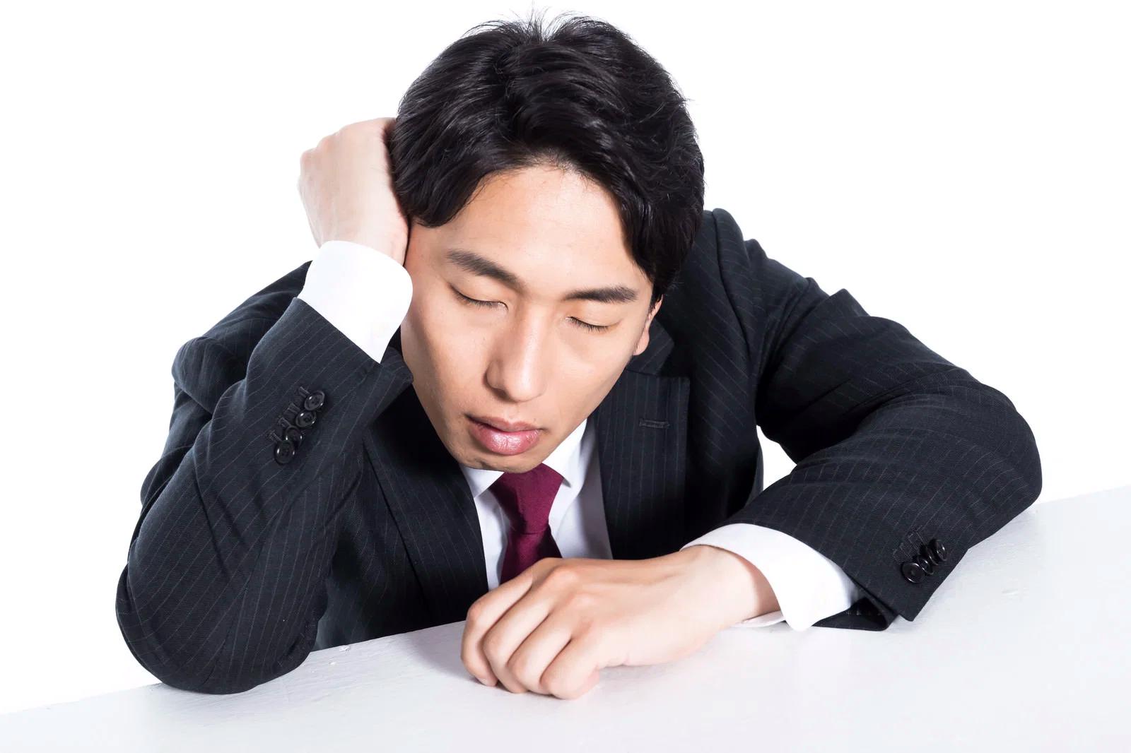働きすぎによる燃え尽きと集中力低下を示すビジネスシーン