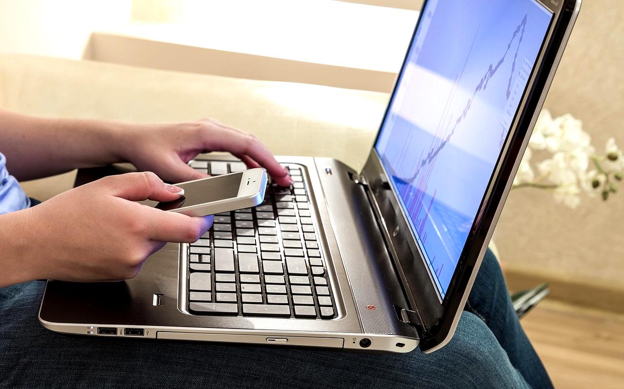 SNSやネットを活用してショップ集客を行うイメージ