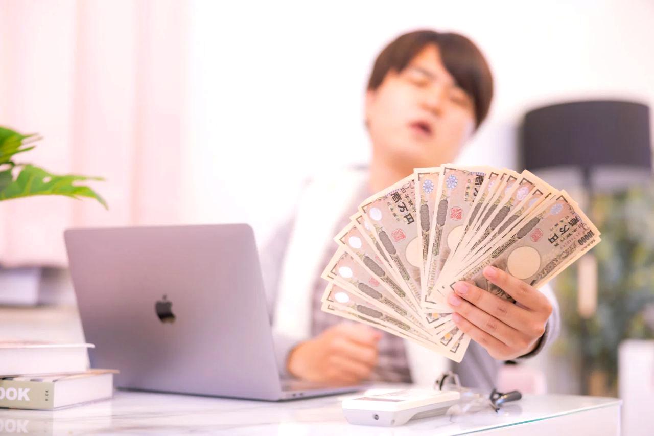 カレンダーとToDoリストが並び、広告単価や報酬額のメモが貼られたデスク上のノート