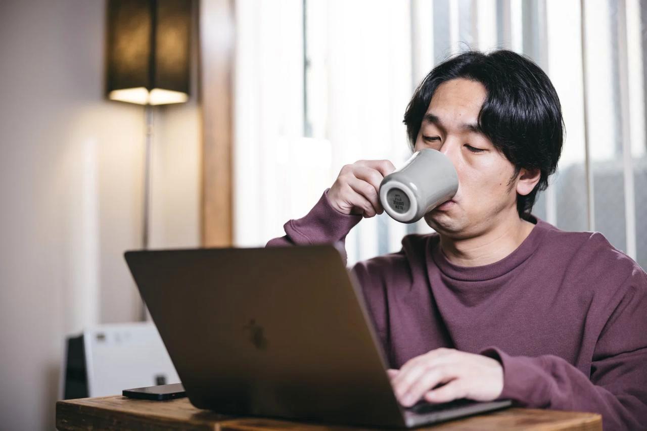 X投稿を効率的に作成するためにパソコンで文章を書く作業風景