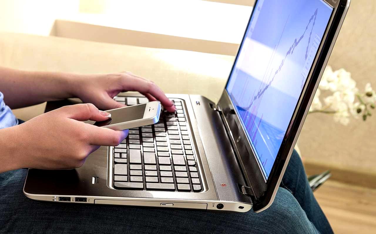 量産型の製品ラインから、カスタマイズされたソリューションを提供するコンサルタントへと変化するイメージ図
