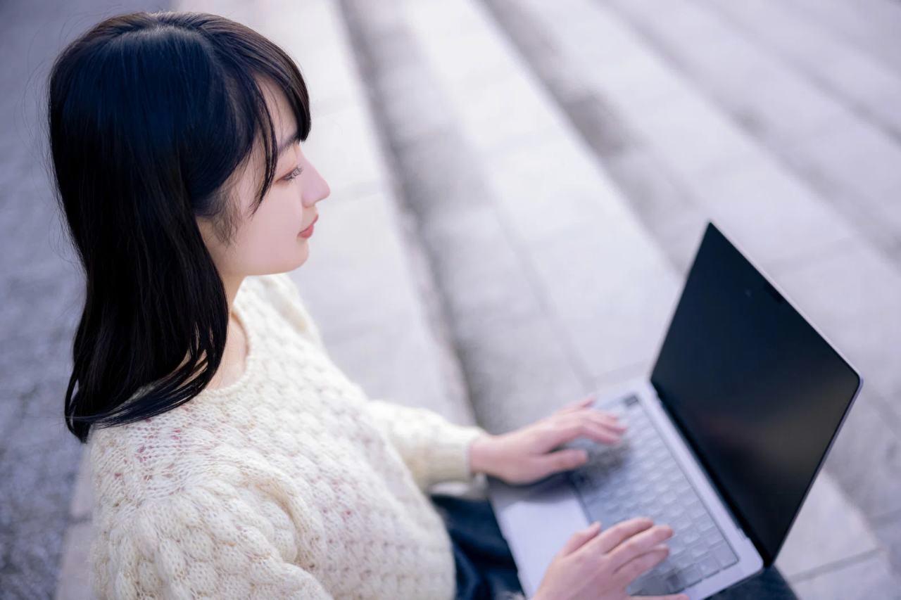 noteで5chまとめ記事を作成する手順を進めるパソコン