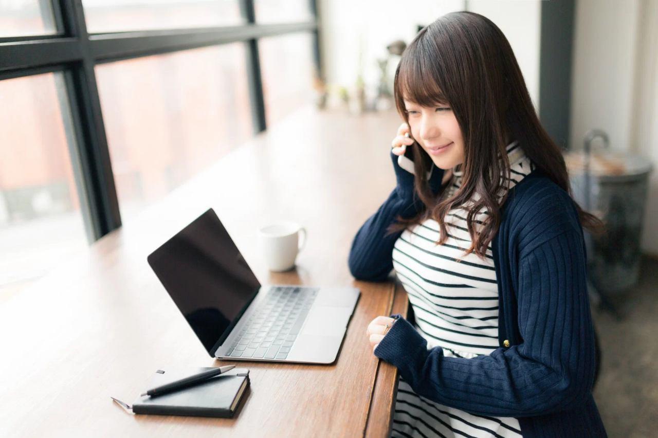ブログ副業で継続的な収益を目指す前向きな作業風景