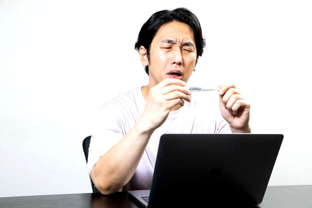 ブロガーがカレンダーとパソコンで無理のない更新計画を立てている様子