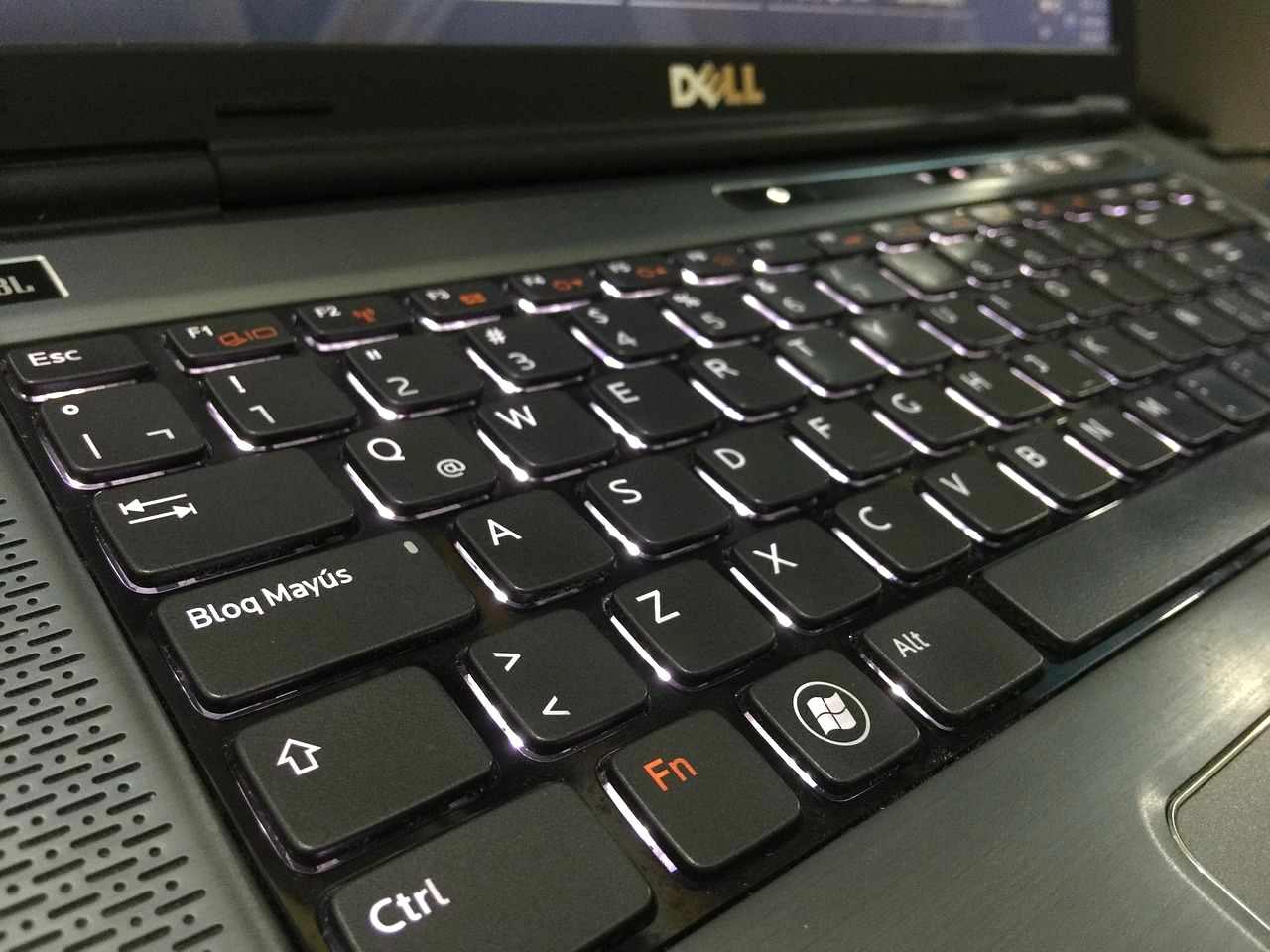 note記事の構成をパソコンで作成しているイメージ