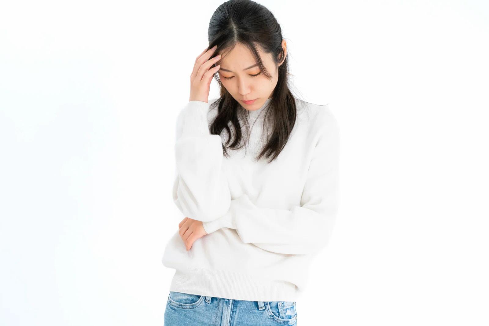 副業挑戦で悩みや問題点を整理する人物の様子