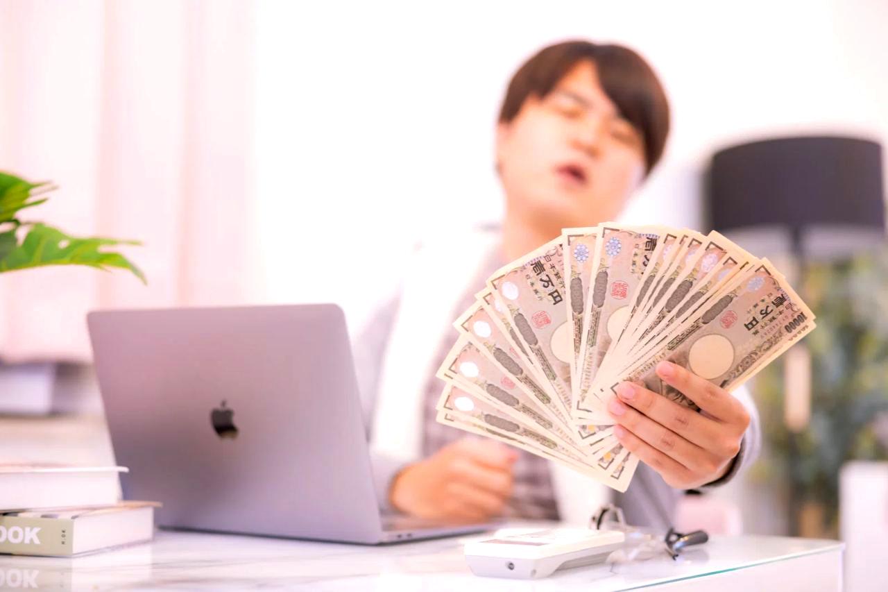 在宅ワーク案件を探して応募するパソコン作業