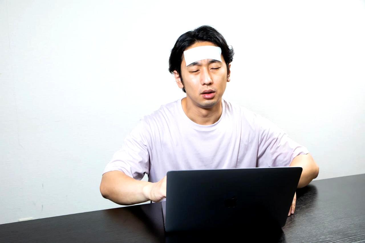 タイマーアプリを表示したタブレットの横で、集中して作業に取り組む様子を表すイメージ