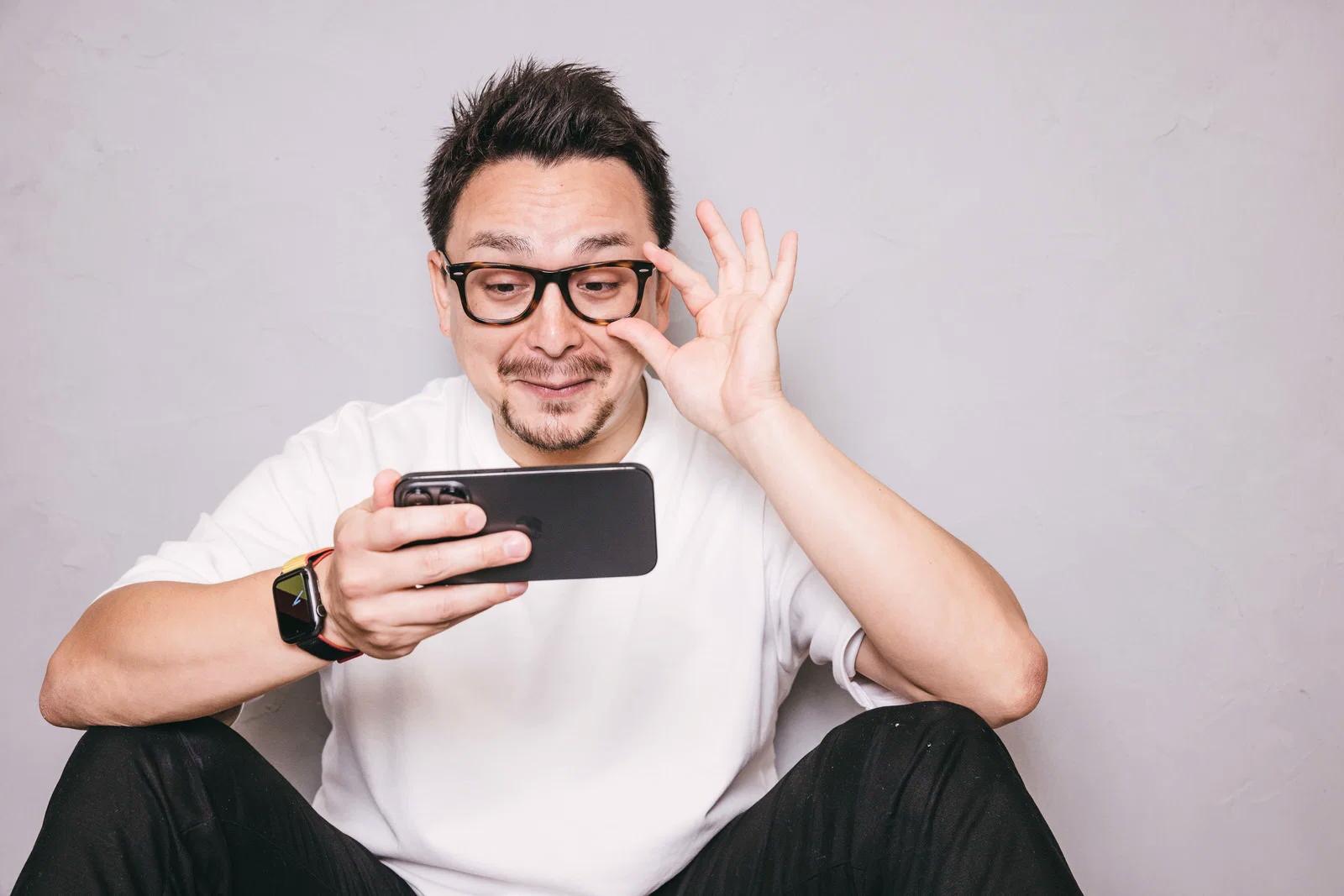スマホでゲーム配信を楽しむ配信者の成功イメージ