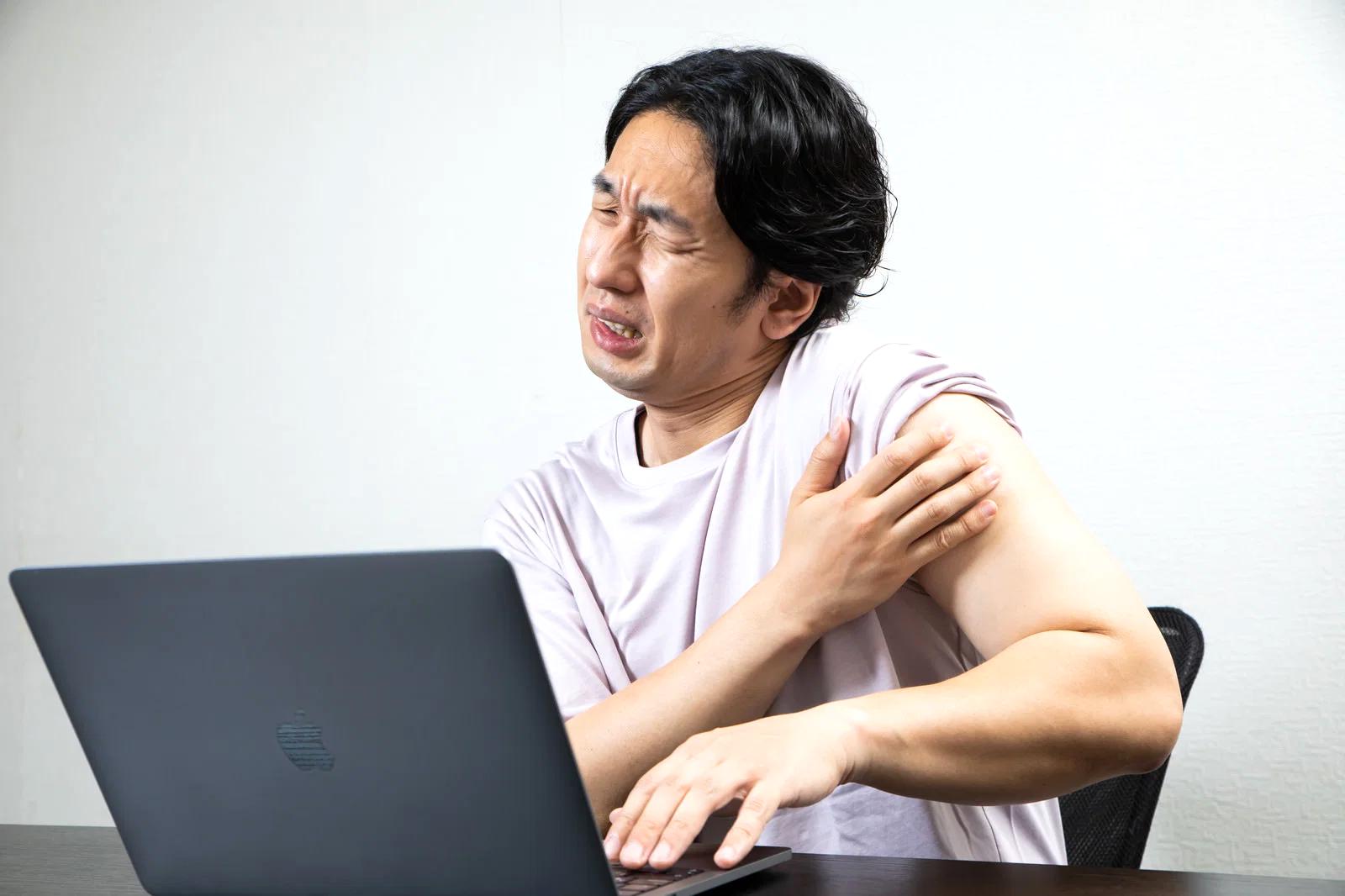 静かな空間でタブレット作業に集中する在宅ワーク環境