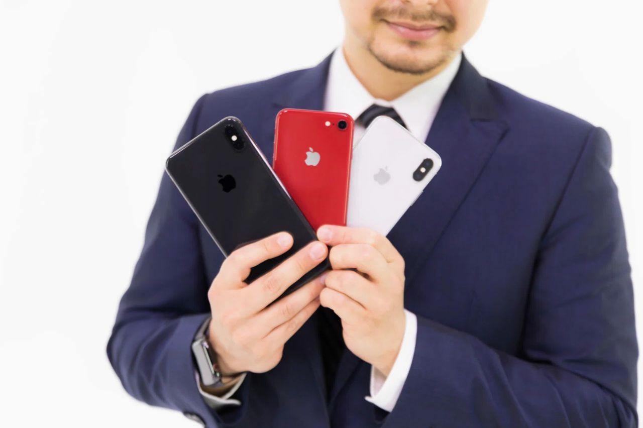 スマホで商品写真をきれいに撮影している様子
