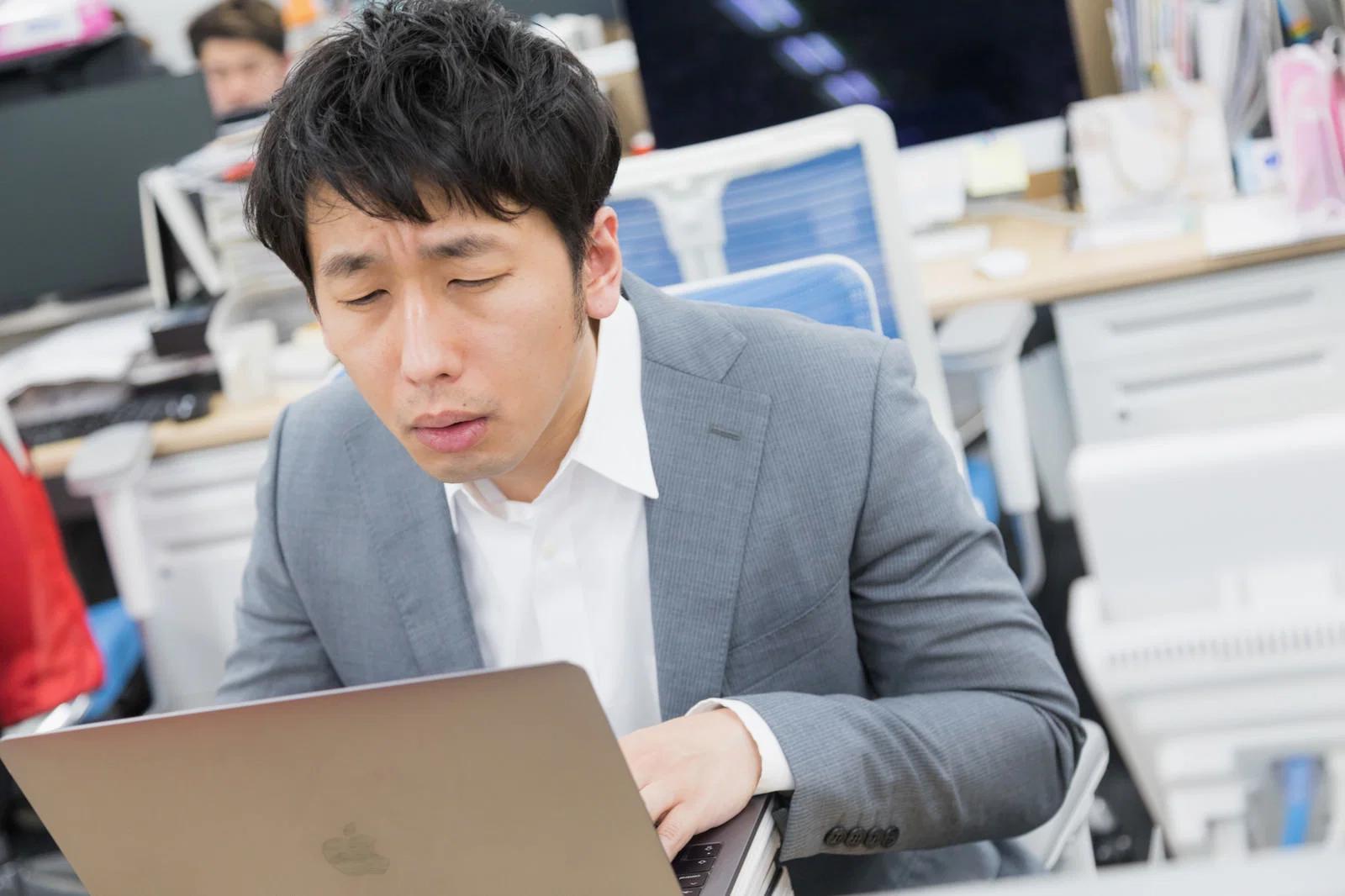 動作が重くなり文字起こし作業に支障が出るパソコンの様子
