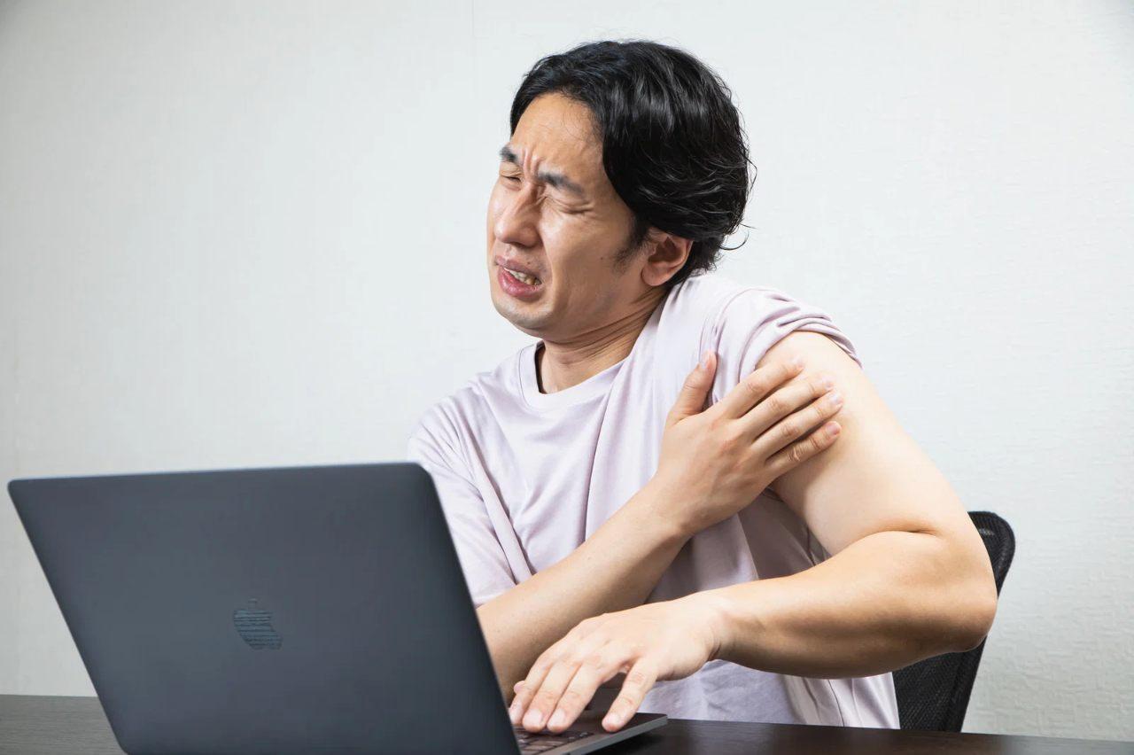 仕事とBASE副業を両立するために時間管理を行う会社員の様子