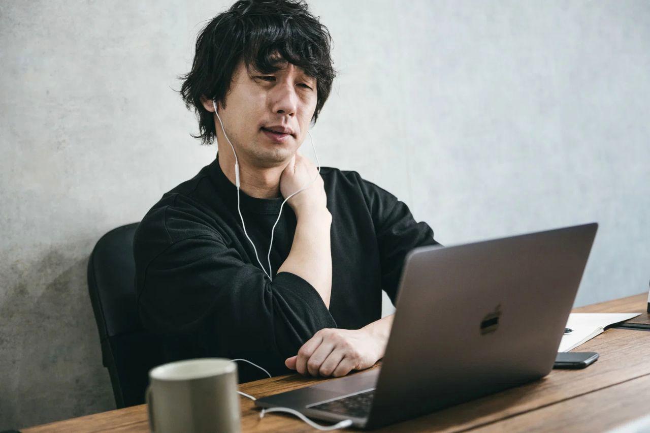 本業と副業の動画編集を両立させるための時間管理表と、集中して作業する人のイラスト。