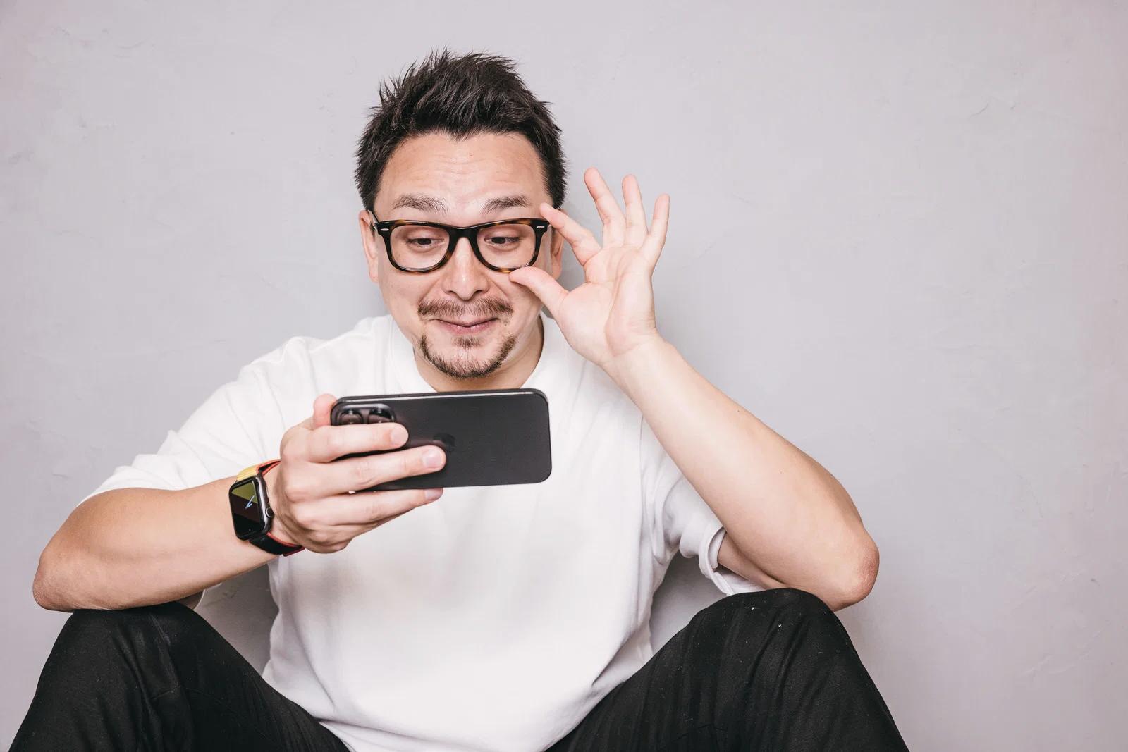 雑談配信向けマイクやスタンドを並べたイメージ