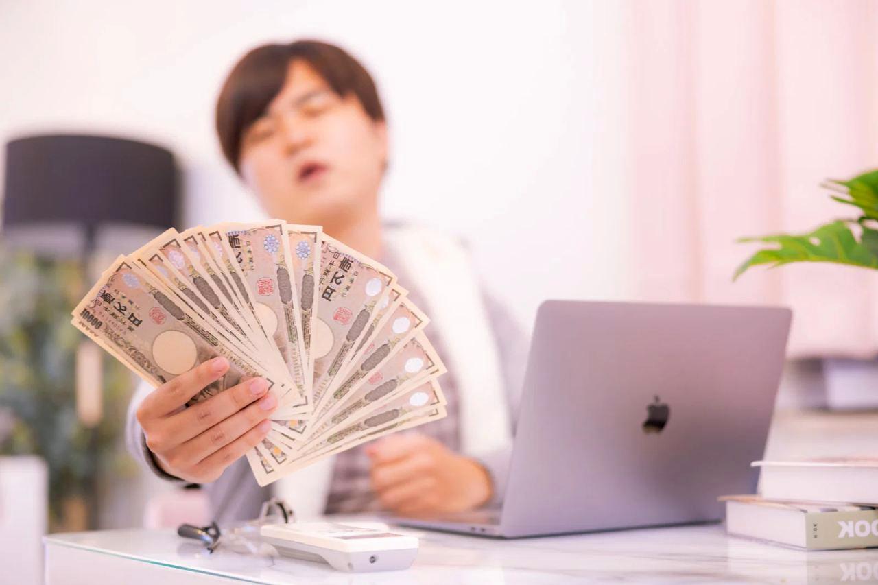 パソコンを活用してWebライティングで成果を目指すイメージ
