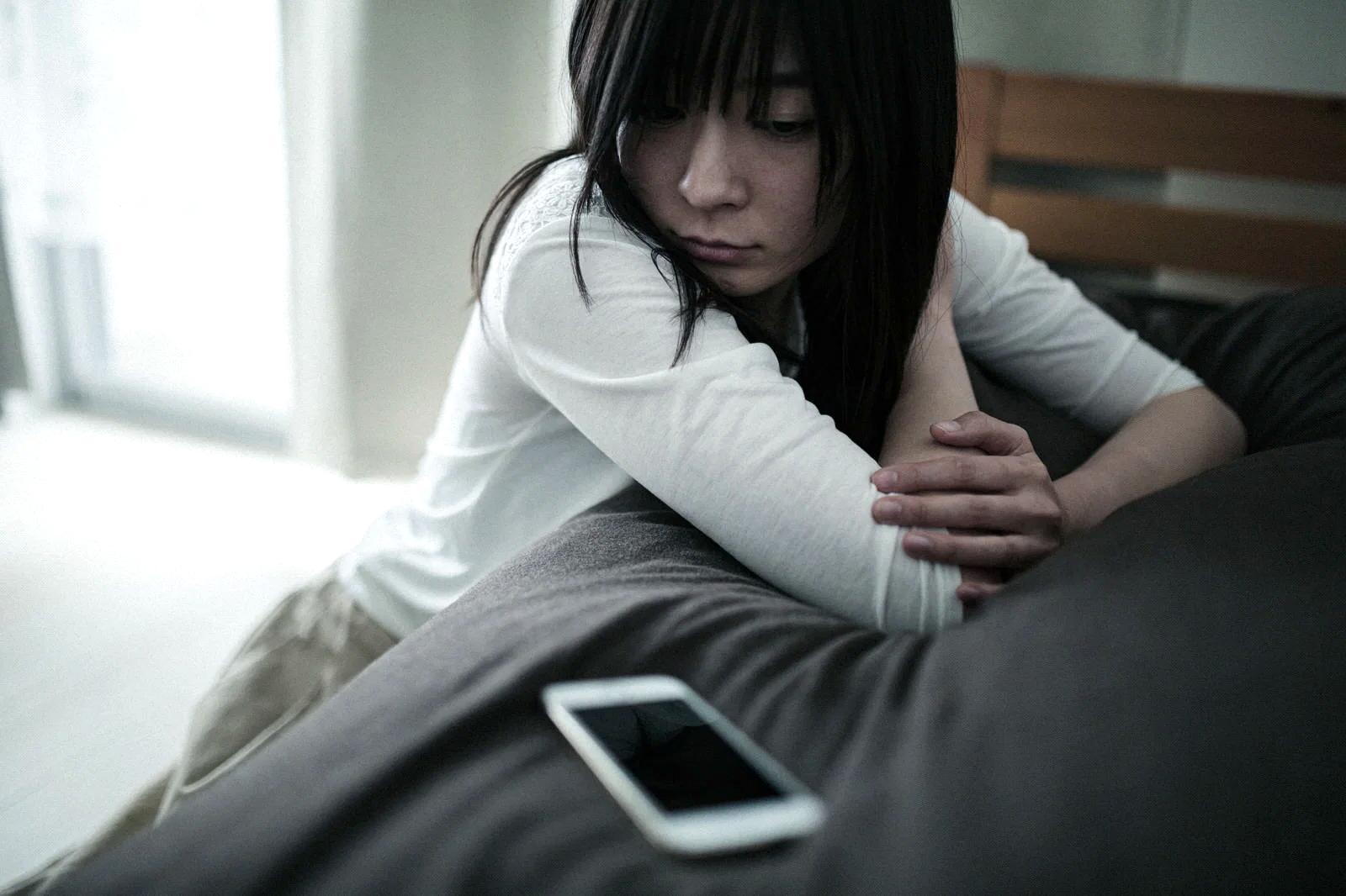 TikTok退会前のチェックリストを確認する人物