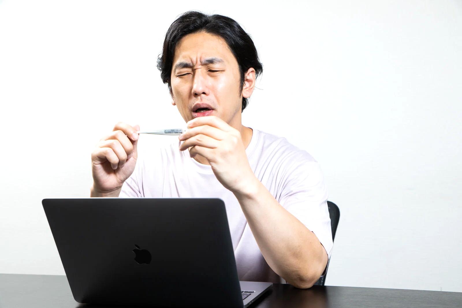 執筆前にノートへ思考整理をしている副業ライターのデスク