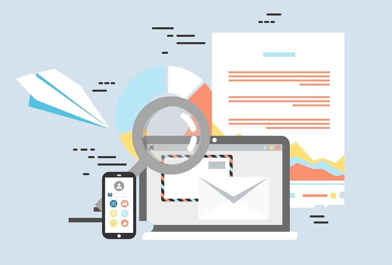 Googleアナリティクスのダッシュボードとヒートマップが並ぶデュアルモニター