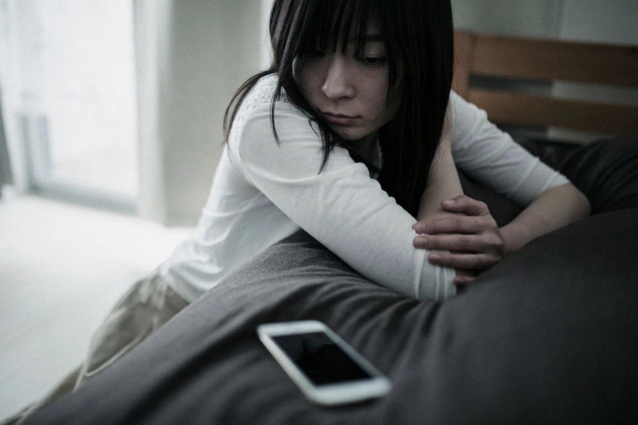 申告ミスに気づいて不安な表情を浮かべている様子