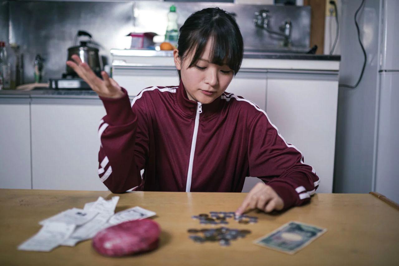 配達員がスマホで遅延状況を確認している様子