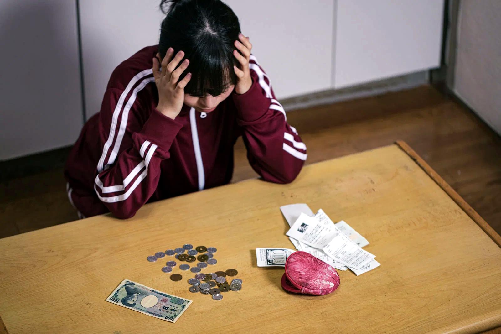 副業で月5万円を目指して働く計画を立てる会社員