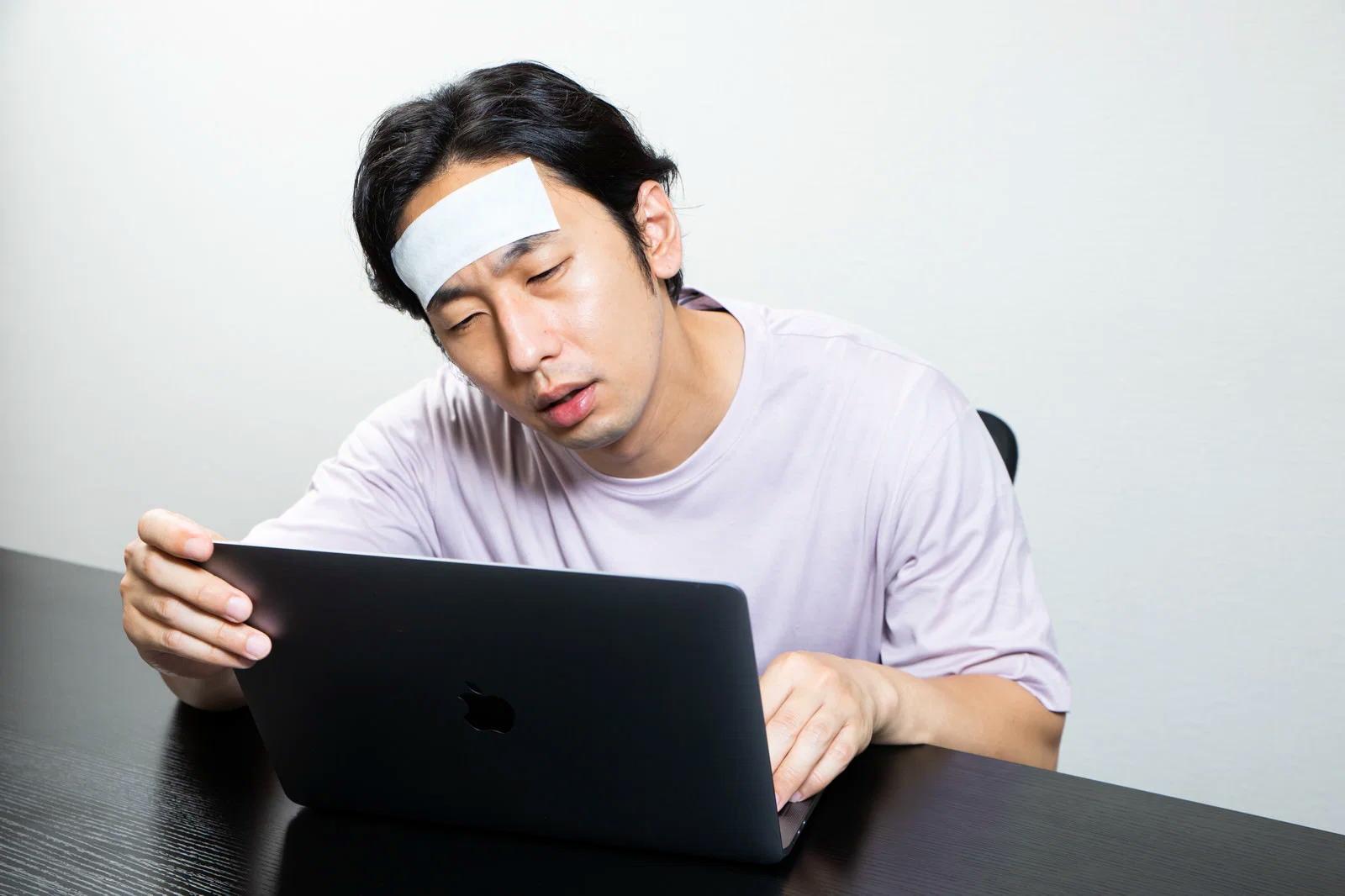 反省しながら配達業務を再開し信頼回復を目指す配達員の姿