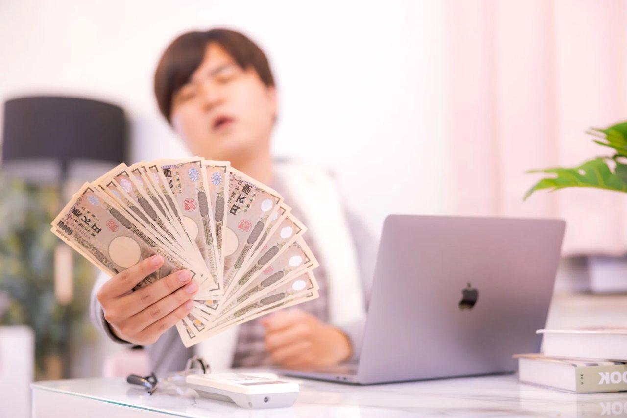 ブログ収入の所得区分を資料で確認しているイメージ