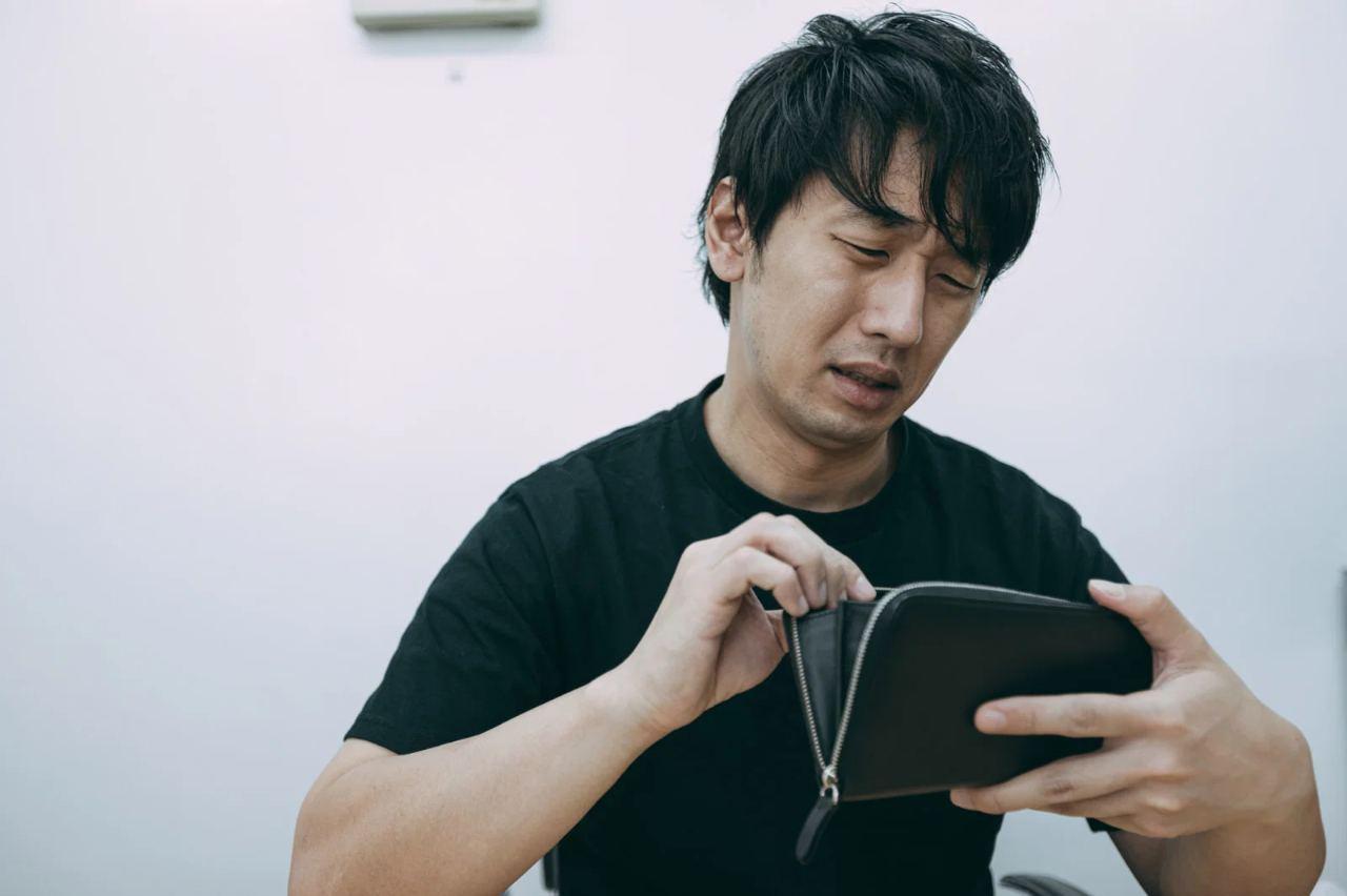 確定申告の基準を確認する税金資料とパソコンのイメージ